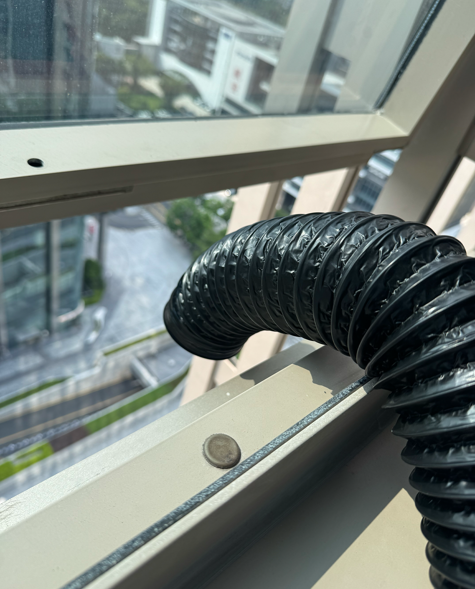 Figure 6: Routing the exhaust hose without a purifier